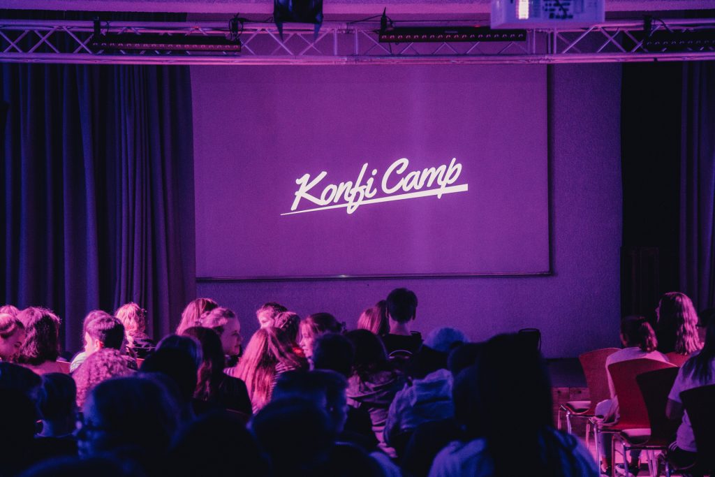 Konfi Camp Logo auf der Videoleinwand
